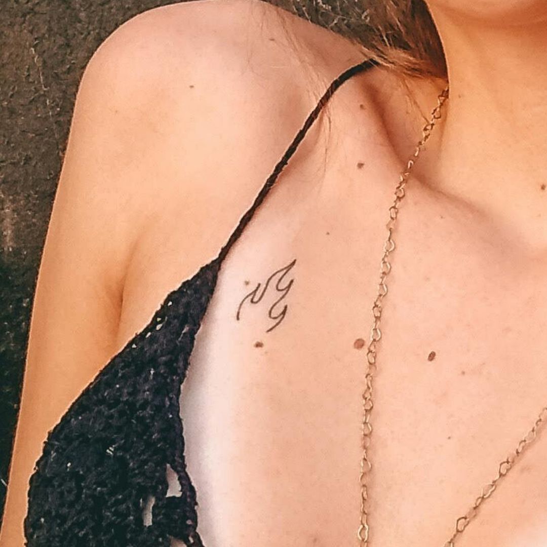 Tatuaggio minimalista a forma di fiamma | Temporalis, image size:1080x1080