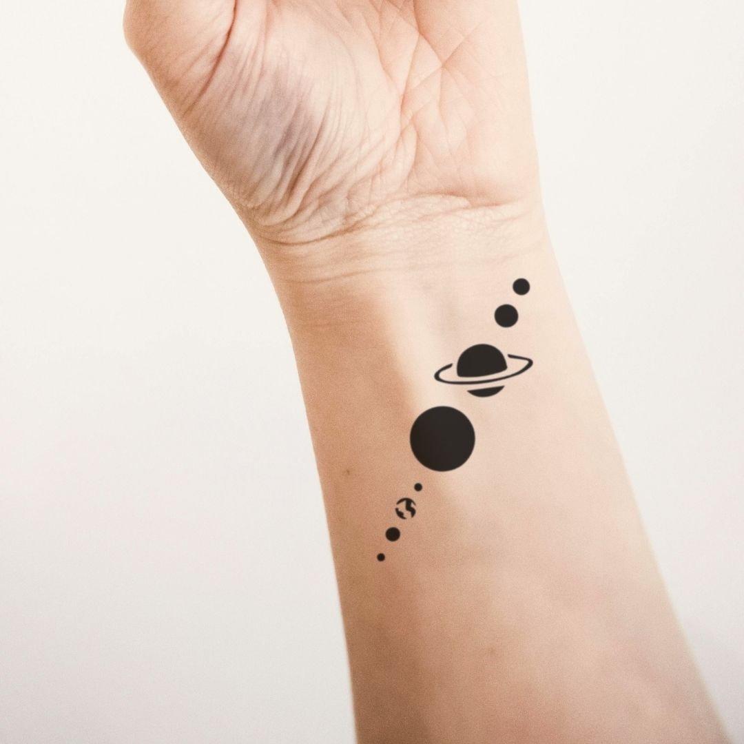 Planeten in Linie Tattoo | Temporalis, image size:1080x1080