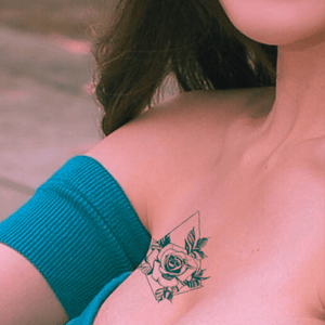 Rosa en rombo 1 - Temporalis® - Tatuaje temporal