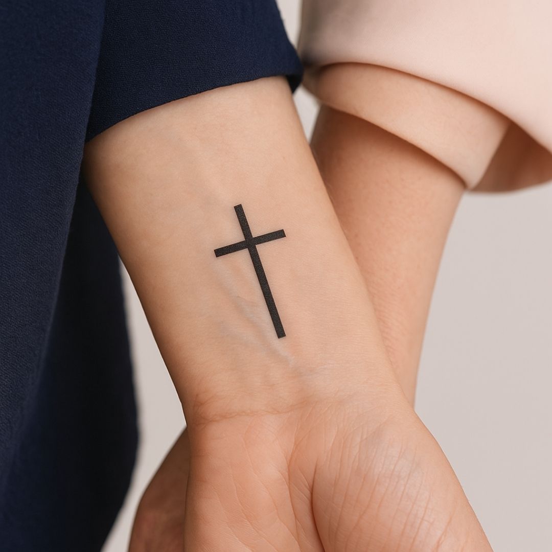 Tatuaggio minimalista con croce nera | Temporalis, image size:1080x1080