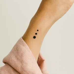 Triple Dot Vertical 1 - Temporalis® - Tatuaje temporal