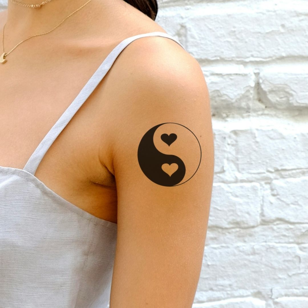 Tatuagem temporária de yin yang com corações, image size:1080x1080