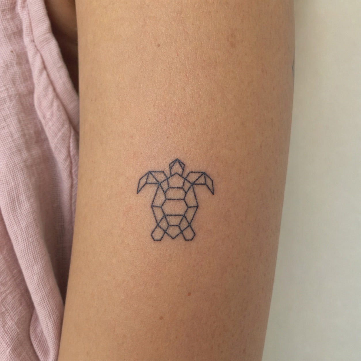 Geometric turtle temporary tattoo - 1 | Temporalis