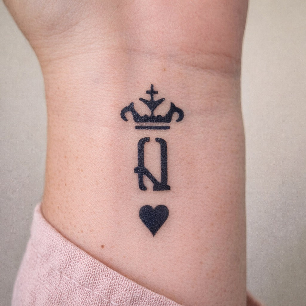Herzkönigin mit Krone als temporäres Jagua-Tattoo